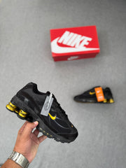 Nike R4 Supreme - Preto/Ouro