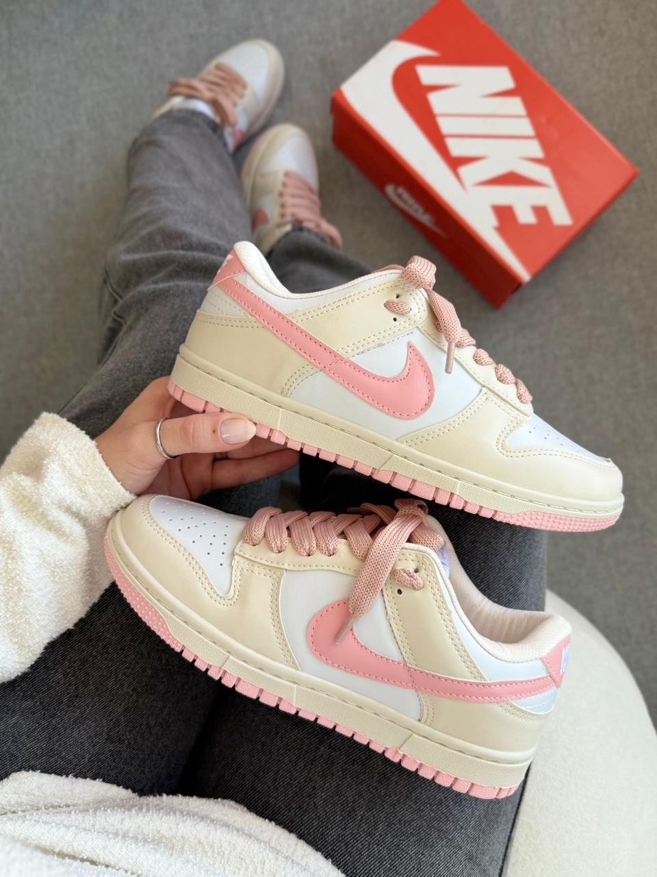 Nike SB Dunk Low - Off White/Rosa
