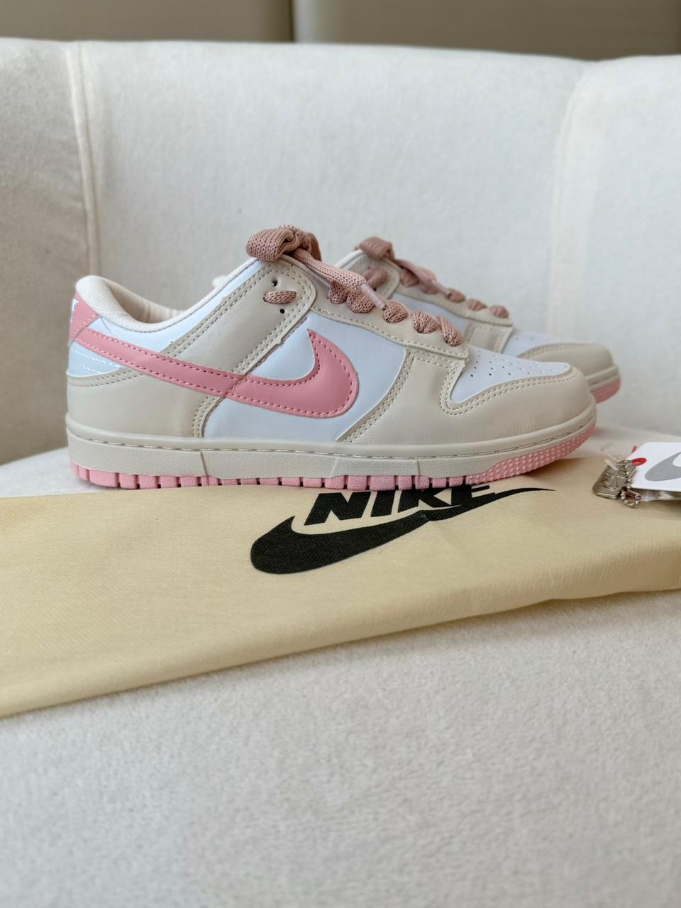 Nike SB Dunk Low - Off White/Rosa