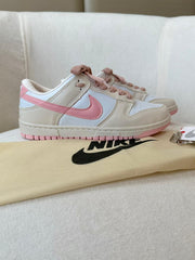 Nike SB Dunk Low - Off White/Rosa