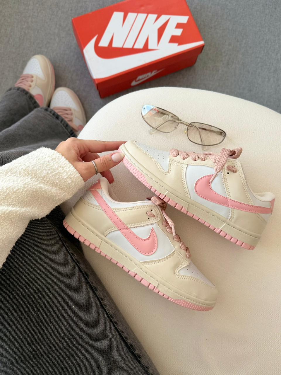 Nike SB Dunk Low - Off White/Rosa