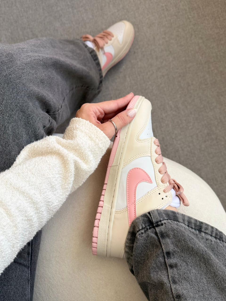 Nike SB Dunk Low - Off White/Rosa