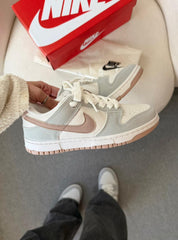 Nike SB Dunk Low - Cinza/Nude