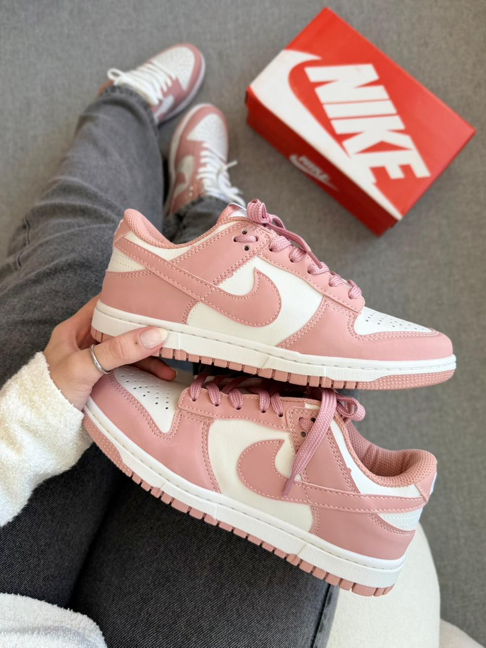Nike SB Dunk Low - Branco/Rosê