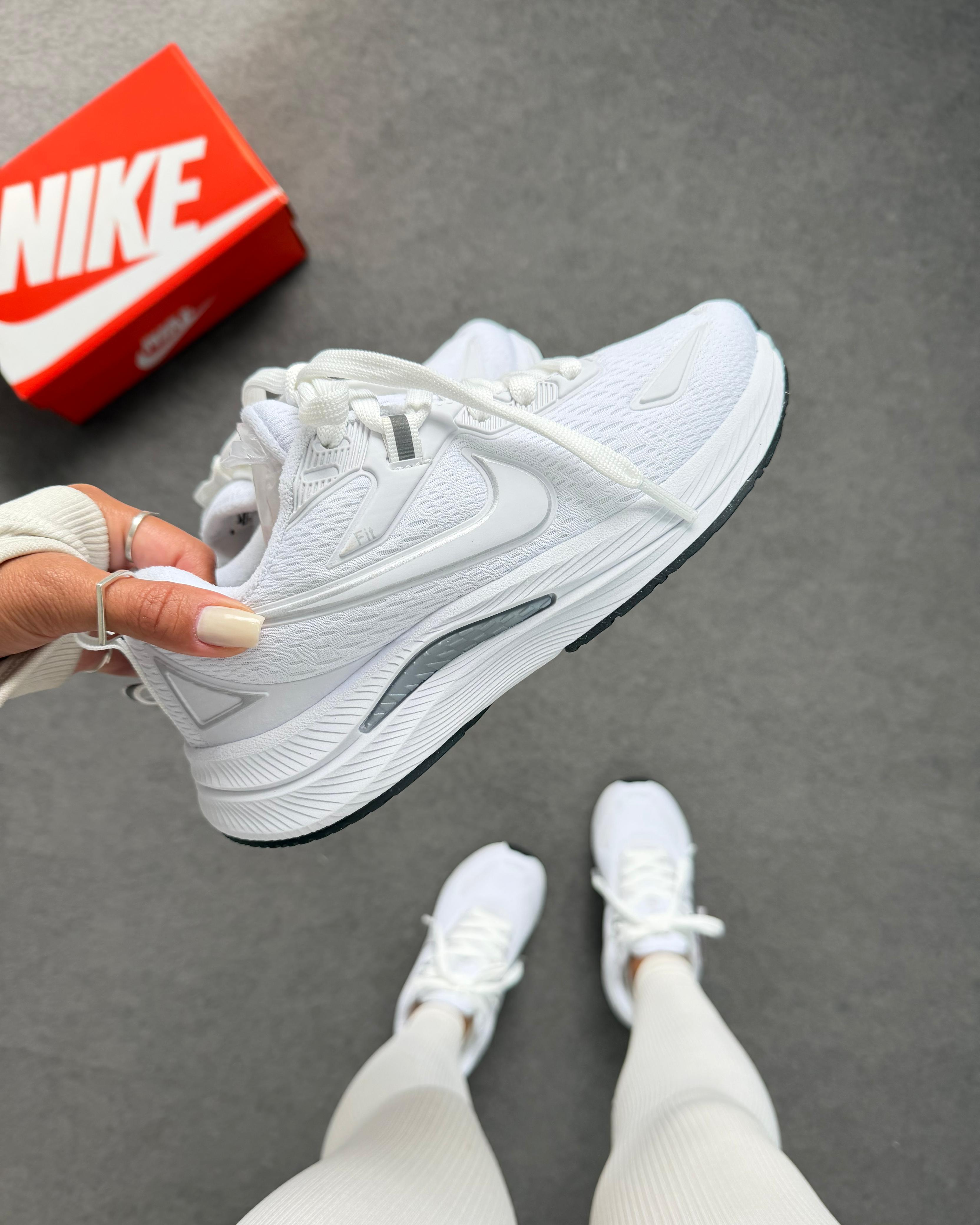 Nike Running EST 1972 - Branco/Prata