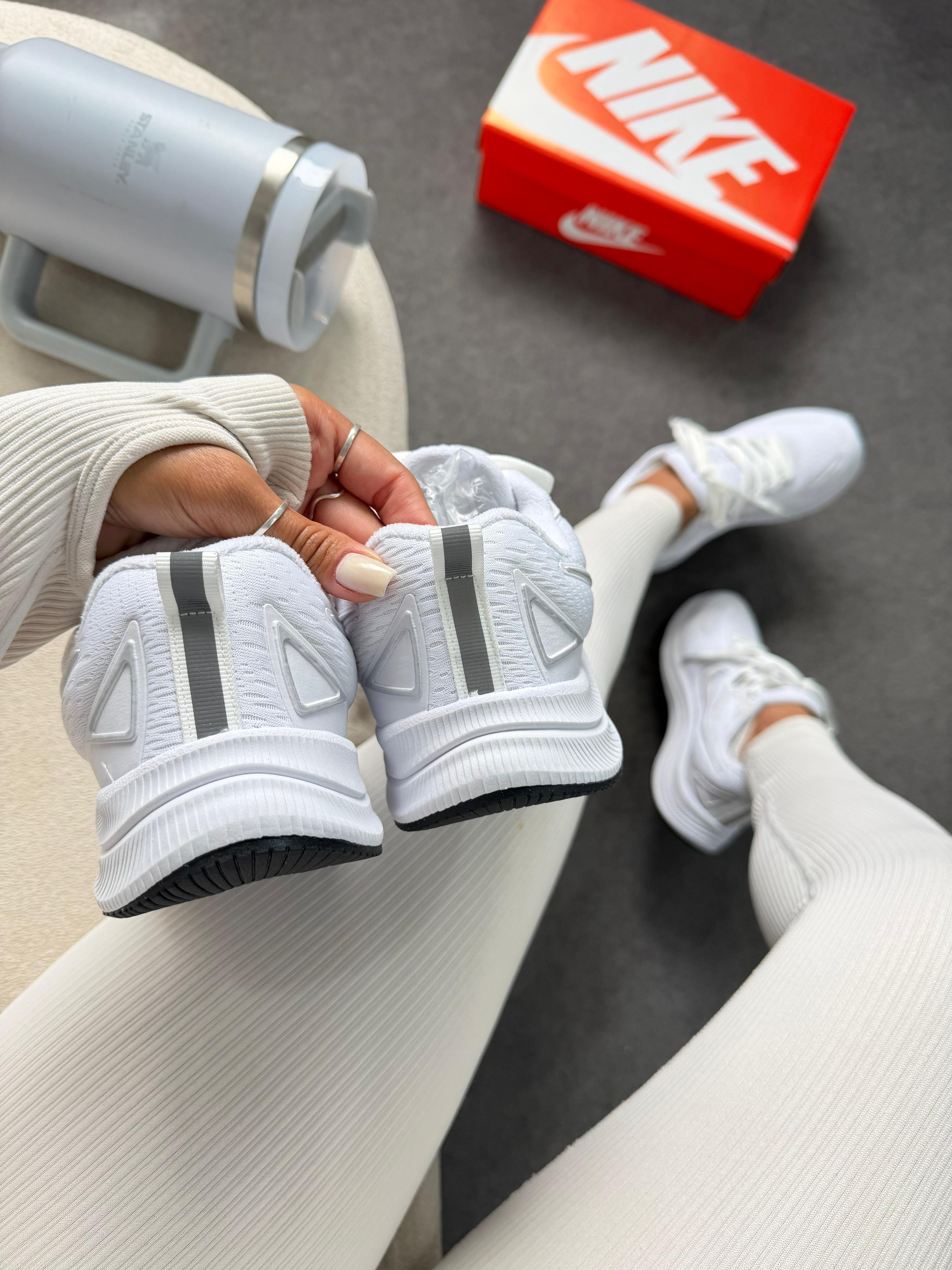Nike Running EST 1972 - Branco/Prata