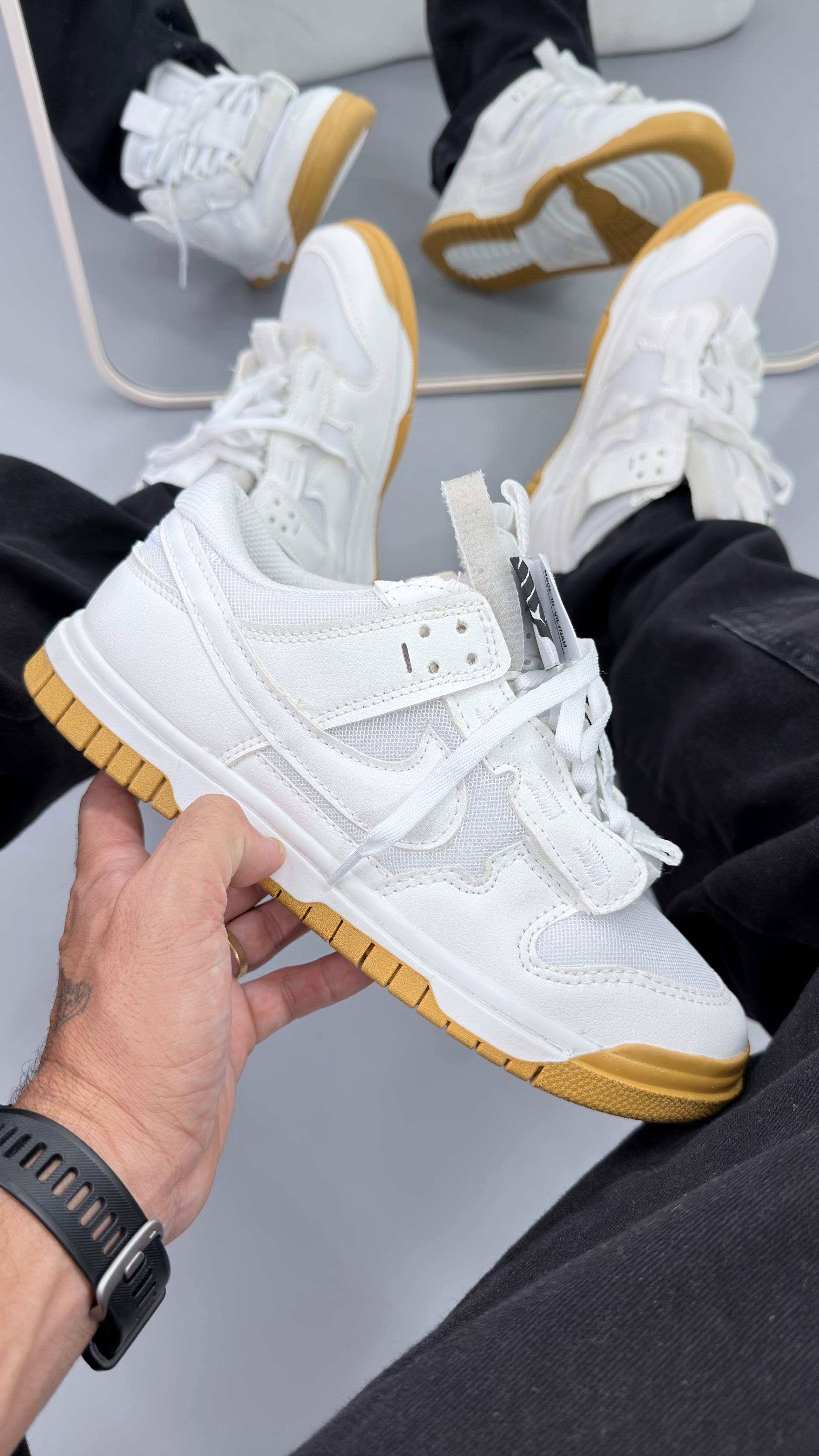 Nike SB Dunk Low Jumbo Reverse - Branco/Látex